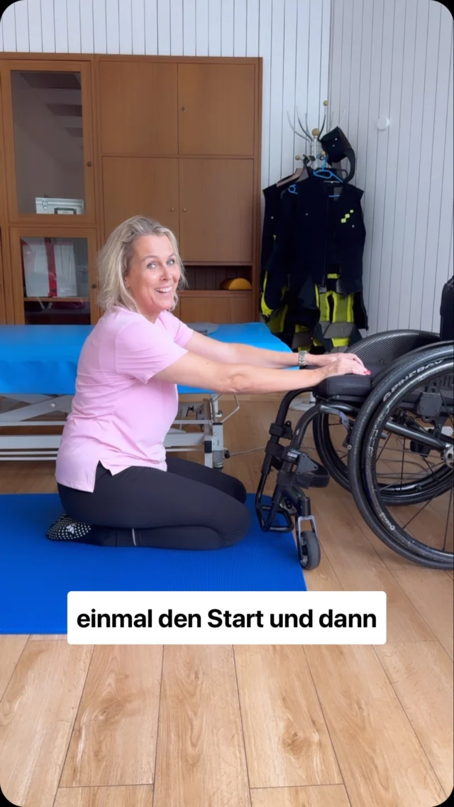 Hoch die Hände Wochenende! 👍 

Romy hat mir wieder einmal eine sehr effektive Übung für meine Heimtrainingsphase mit an die Hand gegeben.

Mit dieser Übung versuche ich stabiler im Rumpf zu werden, aus meinem Hohlkreuz zu kommen, um schlussendlich mit einem weiteren Schritt zurück in den Rollstuhl zu kommen. 

Das ist quasi  eine kleine Vorübung. 😉 

Da habe ich noch so EiNIGES vor. HILFE 🤣

Rumpf ist eben immer wieder Trumpf! 😉

Diese Übung baue ich auf jeden Fall in mein tägliches Programm mit ein. 

Nicht einfach für mich, aber effektiv. 

Kennst du die Übung?

Ein schönes Wochenende wünscht,

Deine Christine! ❤️

#multiplesklerose #ms #chronischkrank #trotzms #mskämpferin #behindert #behindert #msblogger #lebenmitbehinderung #rollstuhlsport #rollstuhl #ambulanticumherdecke #rumpfstabilität #rumpf